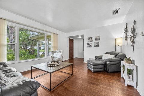 House in Dunedin, Florida 4 bedrooms, 162.86 sq.m. № 1901538 - photo 5
