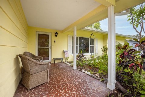 House in Dunedin, Florida 4 bedrooms, 162.86 sq.m. № 1901538 - photo 3
