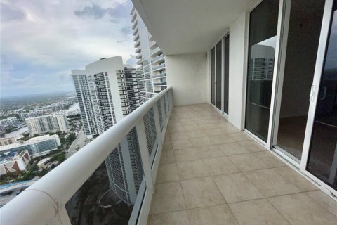 Кондоминиум с 2 спальнями в Халландейл-Бич, Флорида № 1999447