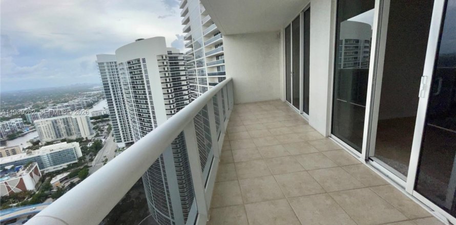 Кондоминиум с 2 спальнями в Халландейл-Бич, Флорида № 1999447