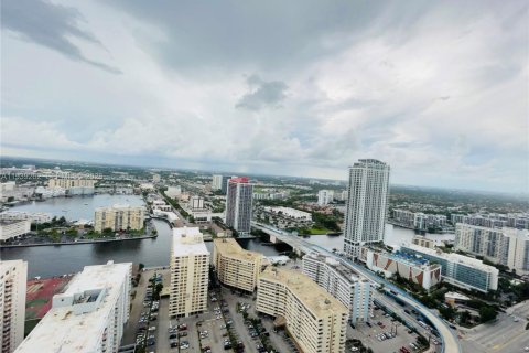 Снять в аренду кондоминиум в Халландейл-Бич, Флорида 2 спальни, 100.89м2, № 1999447 - фото 2