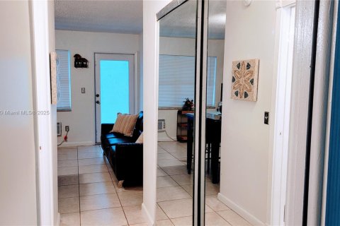 Condo in Miami Beach, Florida, 1 bedroom  № 1938182 - photo 16
