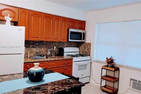 Condo in Miami Beach, Florida, 1 bedroom  № 1938182 - photo 4