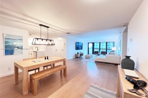 Copropriété à louer à Lauderdale-by-the-Sea, Floride: 2 chambres, 130.06 m2 № 1979371 - photo 1