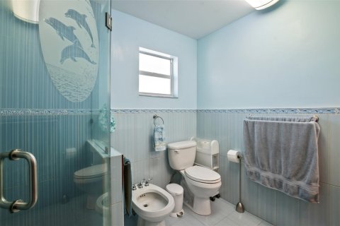 House in Miami Springs, Florida 3 bedrooms, 193.24 sq.m. № 1738914 - photo 17