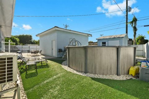 House in Miami Springs, Florida 3 bedrooms, 193.24 sq.m. № 1738914 - photo 20