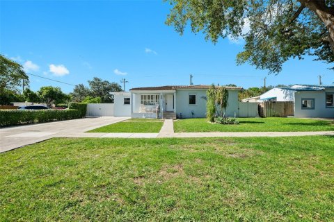 House in Miami Springs, Florida 3 bedrooms, 193.24 sq.m. № 1738914 - photo 1