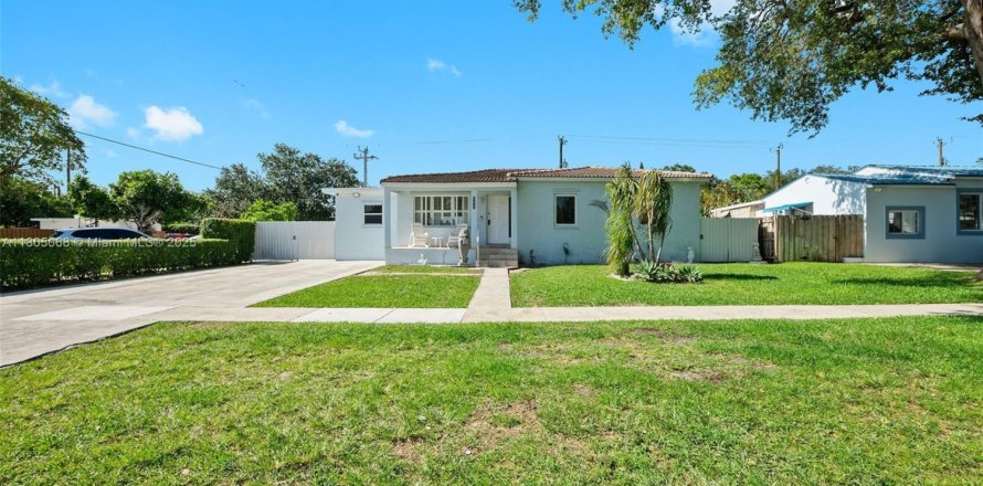 House in Miami Springs, Florida 3 bedrooms, 193.24 sq.m. № 1738914