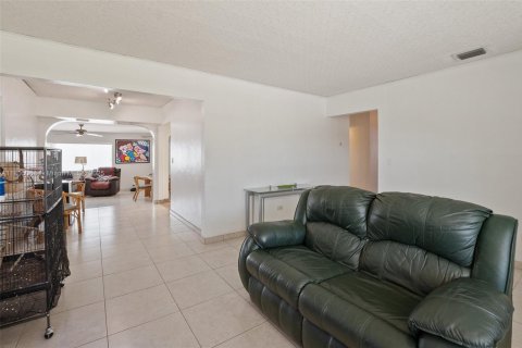House in Miami Springs, Florida 3 bedrooms, 193.24 sq.m. № 1738914 - photo 5