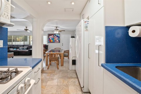House in Miami Springs, Florida 3 bedrooms, 193.24 sq.m. № 1738914 - photo 14