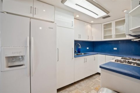 House in Miami Springs, Florida 3 bedrooms, 193.24 sq.m. № 1738914 - photo 13