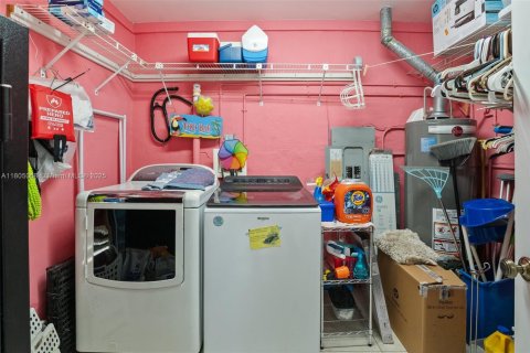 House in Miami Springs, Florida 3 bedrooms, 193.24 sq.m. № 1738914 - photo 7