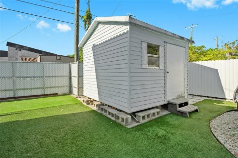 House in Miami Springs, Florida 3 bedrooms, 193.24 sq.m. № 1738914 - photo 21