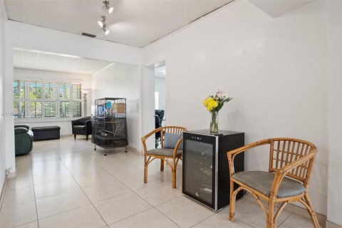 House in Miami Springs, Florida 3 bedrooms, 193.24 sq.m. № 1738914 - photo 8