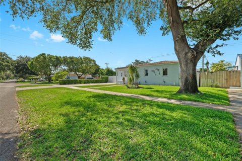 House in Miami Springs, Florida 3 bedrooms, 193.24 sq.m. № 1738914 - photo 30