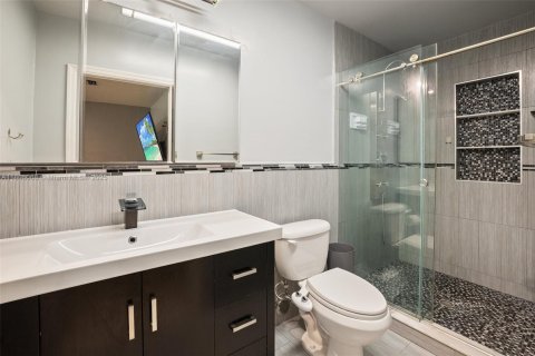 House in Miami Springs, Florida 3 bedrooms, 193.24 sq.m. № 1738914 - photo 29