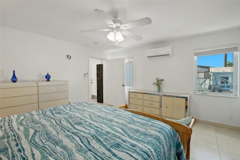 House in Miami Springs, Florida 3 bedrooms, 193.24 sq.m. № 1738914 - photo 16