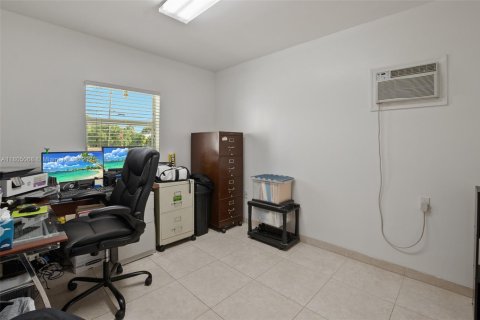 House in Miami Springs, Florida 3 bedrooms, 193.24 sq.m. № 1738914 - photo 6