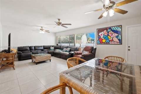 House in Miami Springs, Florida 3 bedrooms, 193.24 sq.m. № 1738914 - photo 10