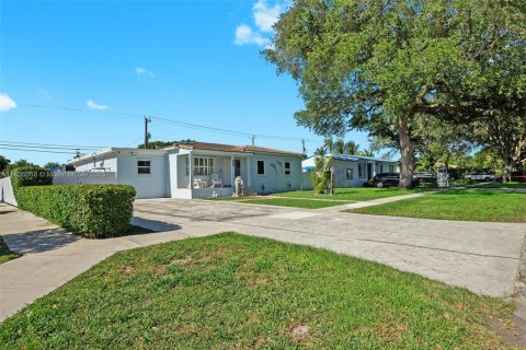 House in Miami Springs, Florida 3 bedrooms, 193.24 sq.m. № 1738914 - photo 2