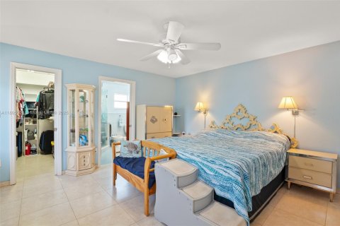 House in Miami Springs, Florida 3 bedrooms, 193.24 sq.m. № 1738914 - photo 15
