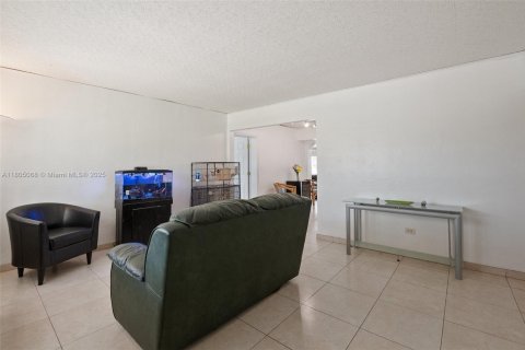 House in Miami Springs, Florida 3 bedrooms, 193.24 sq.m. № 1738914 - photo 3