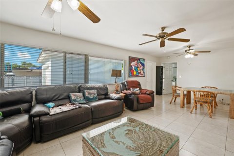 House in Miami Springs, Florida 3 bedrooms, 193.24 sq.m. № 1738914 - photo 11