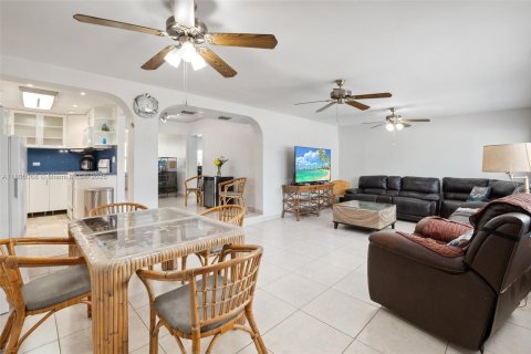 House in Miami Springs, Florida 3 bedrooms, 193.24 sq.m. № 1738914 - photo 12