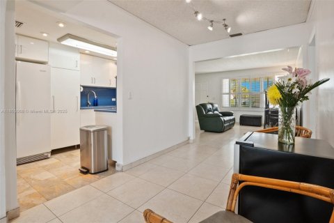 House in Miami Springs, Florida 3 bedrooms, 193.24 sq.m. № 1738914 - photo 9