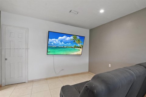 House in Miami Springs, Florida 3 bedrooms, 193.24 sq.m. № 1738914 - photo 27