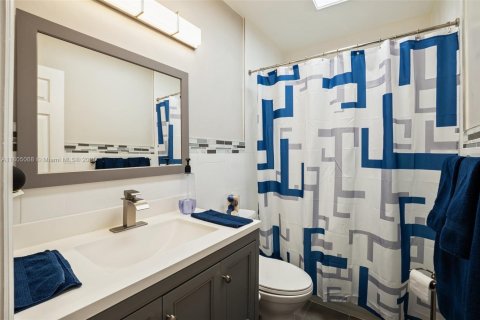 House in Miami Springs, Florida 3 bedrooms, 193.24 sq.m. № 1738914 - photo 25