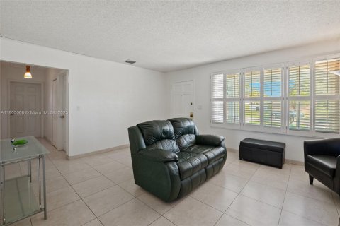 House in Miami Springs, Florida 3 bedrooms, 193.24 sq.m. № 1738914 - photo 4