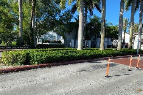 Condominio en Doral, Florida, 2 dormitorios  № 1983646