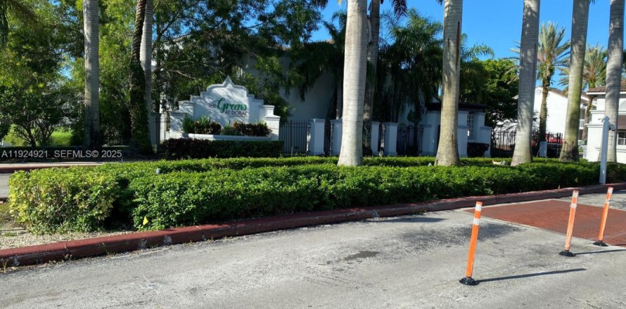 Condominio en Doral, Florida, 2 dormitorios № 1983646