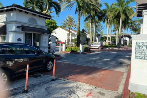 Condominio en alquiler en Doral, Florida, 2 dormitorios, 104.79 m2 № 1983646 - foto 2