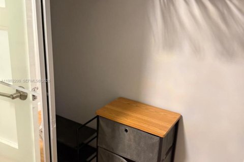 Condo in Miami Beach, Florida, 1 bedroom  № 2043304 - photo 2