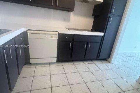 Copropriété à louer à North Miami Beach, Floride: 1 chambre, 73.39 m2 № 2063401 - photo 2