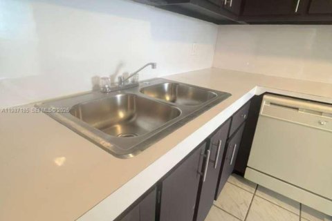 Copropriété à louer à North Miami Beach, Floride: 1 chambre, 73.39 m2 № 2063401 - photo 3