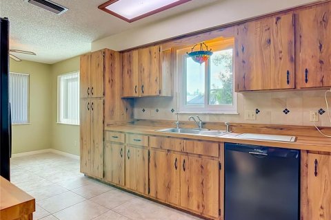 House in Orange City, Florida 3 bedrooms, 172.05 sq.m. № 2200759 - photo 10