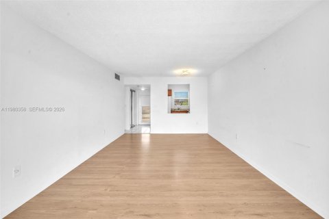 Condo in Sunrise, Florida, 1 bedroom  № 2046766 - photo 17