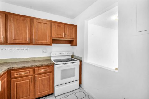 Condo in Sunrise, Florida, 1 bedroom  № 2046766 - photo 2