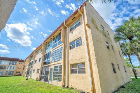 Condo in Sunrise, Florida, 1 bedroom  № 2046766 - photo 12