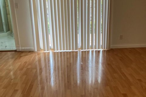 Снять в аренду таунхаус в Помпано-Бич, Флорида 3 спальни, 120.77м2, № 1760937 - фото 4