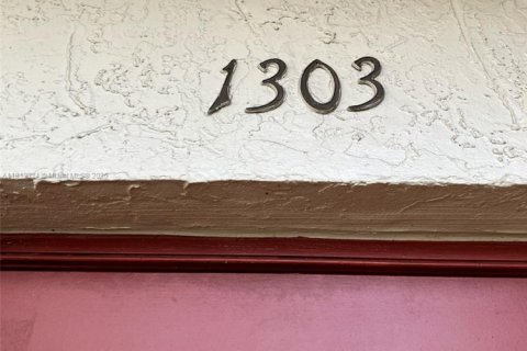 Снять в аренду таунхаус в Помпано-Бич, Флорида 3 спальни, 120.77м2, № 1760937 - фото 1