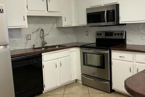 Снять в аренду таунхаус в Помпано-Бич, Флорида 3 спальни, 120.77м2, № 1760937 - фото 2