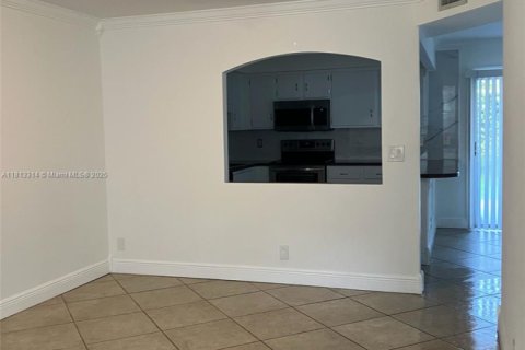 Снять в аренду таунхаус в Помпано-Бич, Флорида 3 спальни, 120.77м2, № 1760937 - фото 3