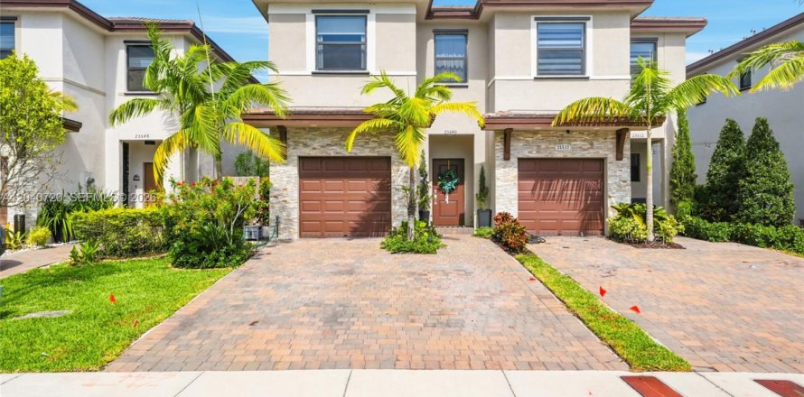 Townhouse in Homestead, Florida 3 bedrooms, 153.38 sq.m. № 2087971