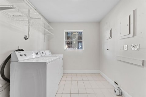 Commercial property in Tampa, Florida 319.96 sq.m. № 1806806 - photo 12