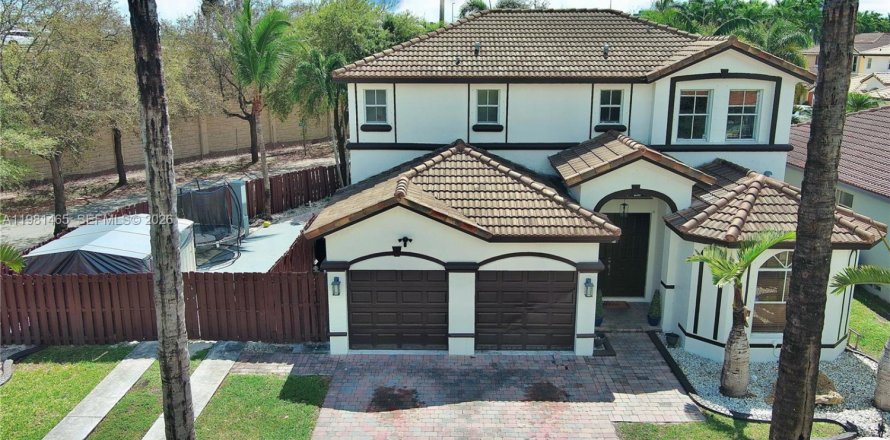 Дом в Хомстед, Флорида 5 спален, 232.35м2 № 2043501