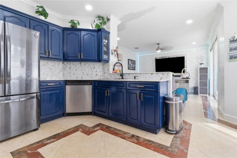 Купить виллу или дом в Хомстед, Флорида 5 спален, 232.35м2, № 2043501 - фото 9